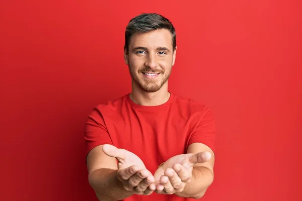 Bonito Homem Caucasiano Vestindo Camiseta Vermelha Casual Sorrindo Com Mãos — Fotografia de Stock
