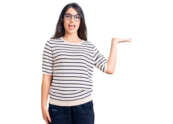Bruneta Teenager Dívka Sobě Ležérní Oblečení Brýle Úsměvem Veselý Prezentaci — Stock fotografie