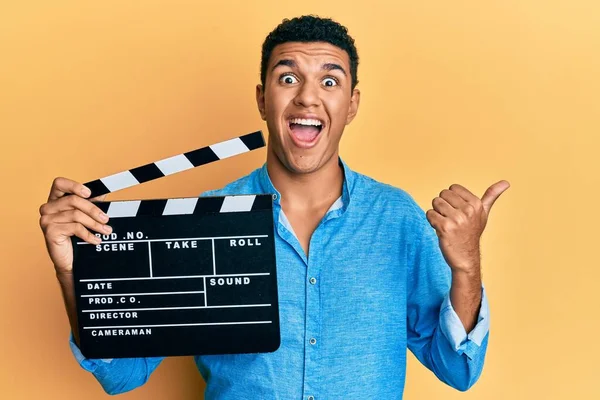 Junger Arabischer Mann Hält Videofilm Klapptafel Der Hand Und Zeigt — Stockfoto