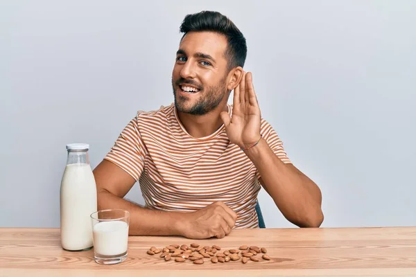 Όμορφος Ισπανός Που Πίνει Υγιεινό Γάλα Αμυγδάλου Χαμογελώντας Αφουγκραζόμενος Και — Φωτογραφία Αρχείου