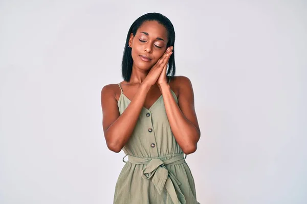 Jovem Afro Americana Vestindo Roupas Casuais Dormindo Cansado Sonhando Posando — Fotografia de Stock