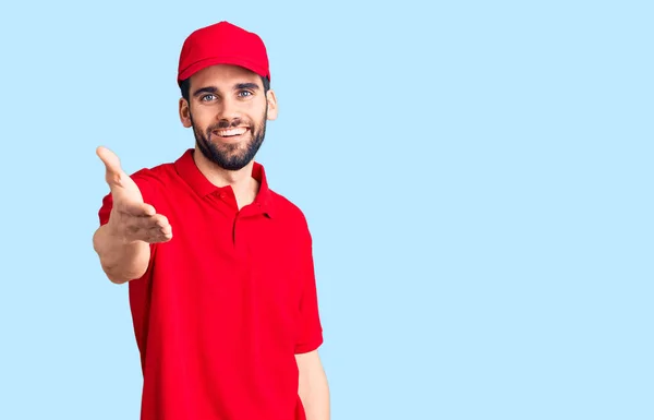 Jovem Homem Bonito Com Barba Vestindo Uniforme Entrega Sorrindo Alegre — Fotografia de Stock