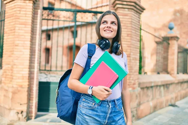 Νεαρή Φοιτήτρια Από Μέση Ανατολή Χαμογελά Χαρούμενη Περπατώντας Στην Πανεπιστημιούπολη — Φωτογραφία Αρχείου