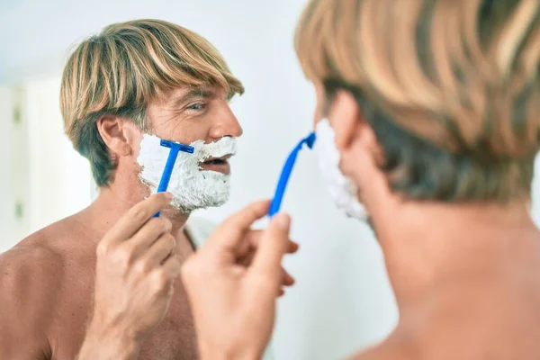 Hombre Rubio Guapo Mirando Espejo Baño Ahorro Usando Espuma Afeitadora — Foto de Stock