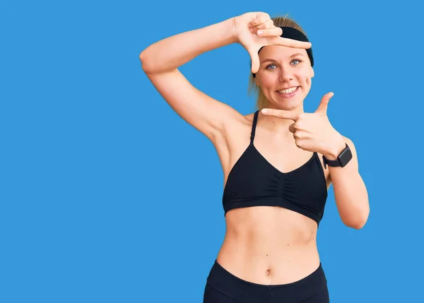 Jovem Mulher Loira Bonita Vestindo Sportswear Sorrindo Fazendo Moldura Com — Fotografia de Stock