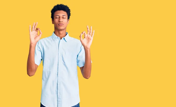 Joven Afroamericano Vestido Con Ropa Casual Relajado Sonriendo Con Los —  Fotos de Stock