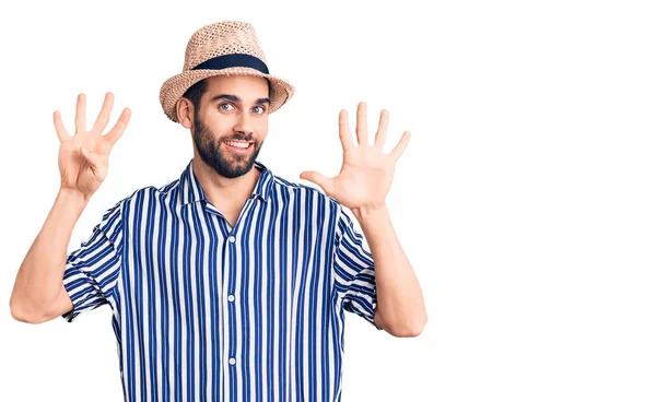 모자를 셔츠를 자신감 행복하게 웃으면서 손가락으로 번째를 가리키는 잘생긴 — 스톡 사진