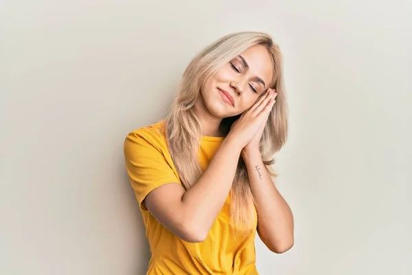 Menina Loira Caucasiana Bonita Vestindo Camiseta Casual Dormindo Cansado Sonhando — Fotografia de Stock