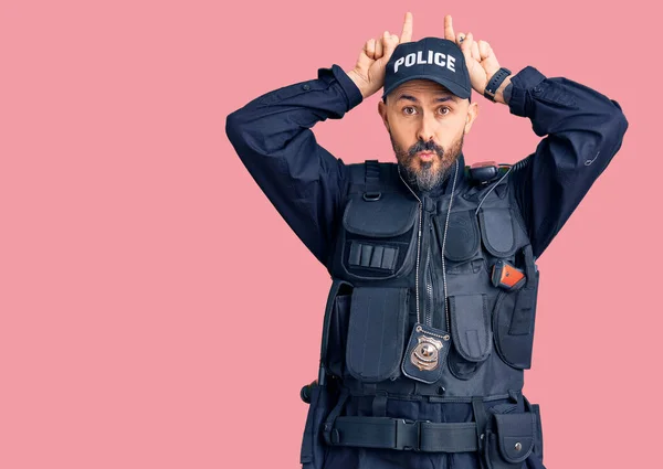 Jonge Knappe Man Draagt Politie Uniform Doet Grappig Gebaar Met — Stockfoto