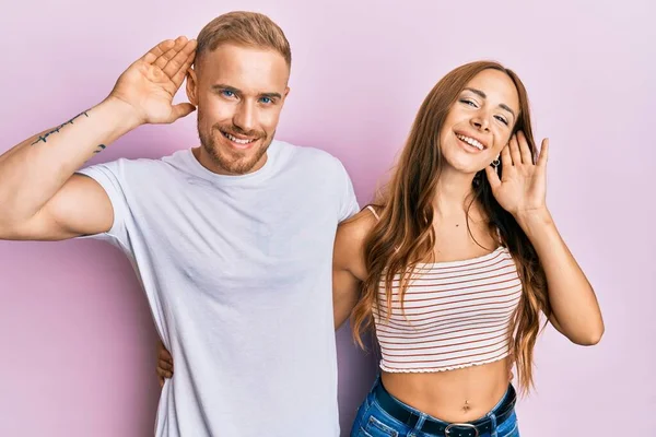 Casal Jovem Namorada Namorado Abraçando Juntos Sorrindo Com Mão Sobre — Fotografia de Stock