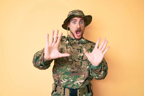 Jovem Caucasiano Vestindo Uniforme Exército Camuflagem Com Medo Aterrorizado Com — Fotografia de Stock