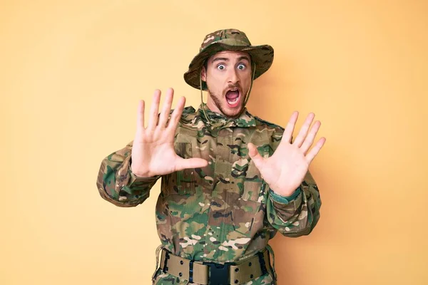 Junge Kaukasische Mann Tarnuniform Armee Angst Und Schrecken Mit Angst — Stockfoto