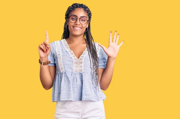 Młoda Afroamerykanka Warkoczami Luźnych Letnich Ciuchach Okularach Pokazująca Wskazująca Palcami — Zdjęcie stockowe