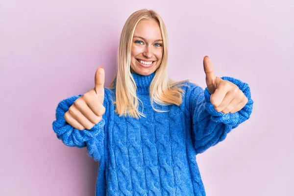 스웨터 소녀는 손으로 적극적 행동을 승자의 — 스톡 사진