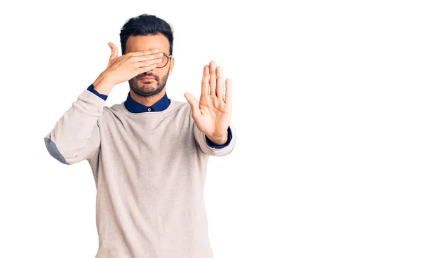 Homem Hispânico Bonito Jovem Vestindo Roupas Elegantes Óculos Cobrindo Olhos — Fotografia de Stock