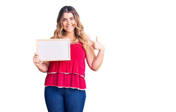 Joven Mujer Caucásica Sosteniendo Pizarra Blanca Vacía Sonriendo Feliz Señalando —  Fotos de Stock