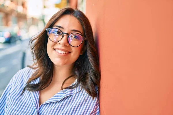 Young Hispanic Businesswoman Smiling Happy Leaning Wall City — Stock Photo, Image