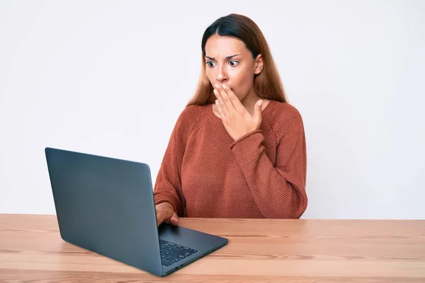 Mujer Morena Joven Que Trabaja Usando Ordenador Portátil Que Cubre — Foto de Stock