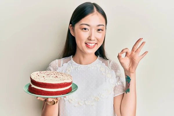 Νεαρή Κινέζα Γυναίκα Κρατώντας Κέικ Καρότο Κάνει Υπογράψει Δάχτυλα Χαμογελώντας — Φωτογραφία Αρχείου