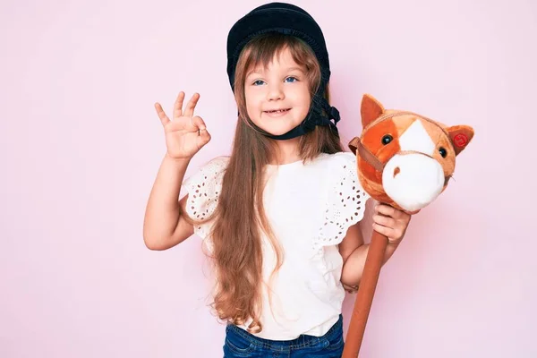 Kleine Kaukasische Kind Mädchen Mit Langen Haaren Reiten Pferd Spielzeug — Stockfoto