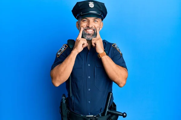 Orta Yaşlı Polis Üniforması Giyen Ağzı Açık Gülümseyen Parmakları Işaret — Stok fotoğraf
