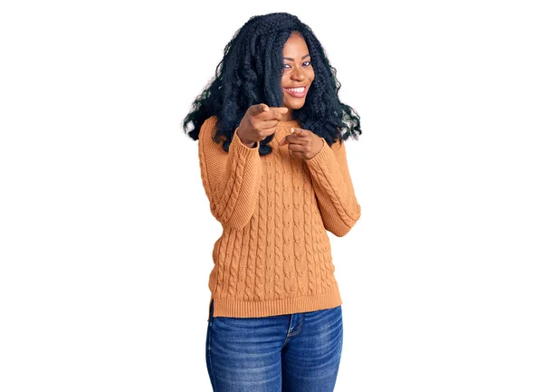 Krásná Africká Američanka Neformálním Svetru Ukazujícím Prsty Kameru Šťastnou Zábavnou — Stock fotografie