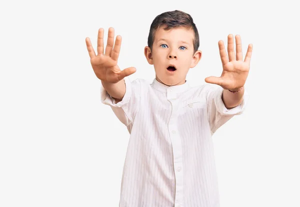 Lindo Niño Rubio Con Camisa Elegante Haciendo Stop Gesture Con — Foto de Stock