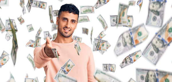 Молодой латиноамериканец, одетый в повседневную одежду, весело улыбается, протягивая руку помощи и принимая.