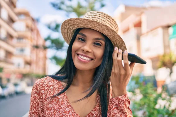 Ung Afrikansk Amerikansk Turist Kvinna Semester Lyssna Ljud Meddelande Med — Stockfoto