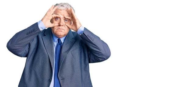 Senior Gråhårig Man Bär Business Jacka Försöker Öppna Ögonen Med — Stockfoto