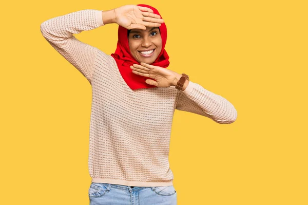 Jovem Afro Americana Vestindo Tradicional Lenço Islâmico Hijab Sorrindo Alegre — Fotografia de Stock