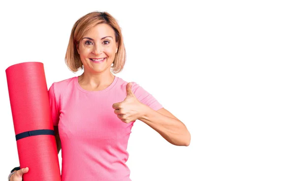 Jonge Blonde Vrouw Met Yoga Mat Glimlachen Gelukkig Positief Duim — Stockfoto