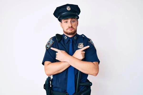 Ung Kaukasier Man Bär Polis Uniform Pekar Båda Sidor Med — Stockfoto