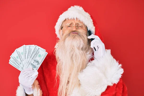 Starý Muž Kostýmu Santa Clause Držící Dolary Smartphone Jak Dívá — Stock fotografie