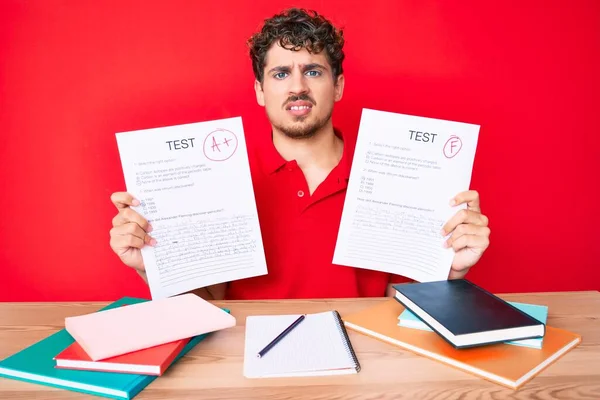 Ung Kaukasisk Man Med Lockigt Hår Visar Godkänd Examen Sitter — Stockfoto