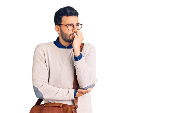 Ein Junger Gut Aussehender Hispanischer Mann Mit Ledertasche Der Gestresst — Stockfoto