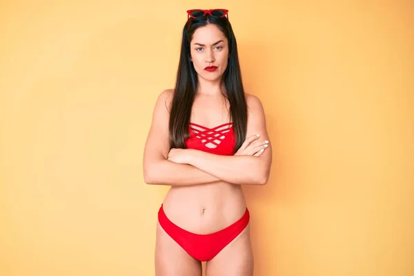 Junge Schöne Kaukasische Frau Bikini Mit Skeptischem Und Nervösem Missbilligendem — Stockfoto