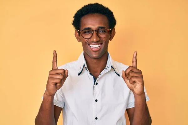 Afrikanischer Gutaussehender Mann Zeigt Mit Lächelnden Fingern Nach Oben Und — Stockfoto