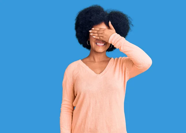 아프리카 미국인 여자가 평상복을 웃으며 표정으로 얼굴을 가리는 눈으로 맹목적 — 스톡 사진