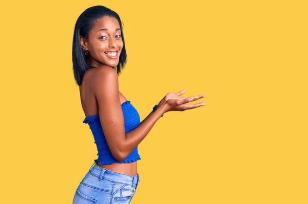 Jonge Afrikaans Amerikaanse Vrouw Draagt Casual Zomerkleren Wijzen Opzij Met — Stockfoto