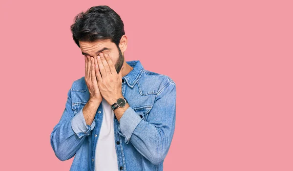 Jovem Hispânico Vestindo Roupas Casuais Esfregando Olhos Para Fadiga Dor — Fotografia de Stock