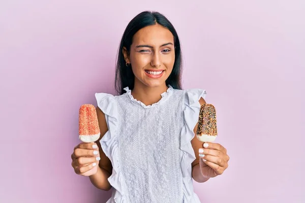 Молодая Брюнетка Арабская Женщина Держит Мороженое Подмигивая Глядя Камеру Сексуальным — стоковое фото