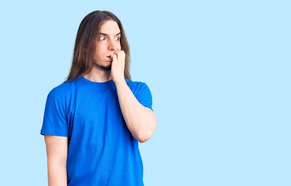 Jonge Volwassen Man Met Lang Haar Draagt Zwemkleding Ziet Gestrest — Stockfoto