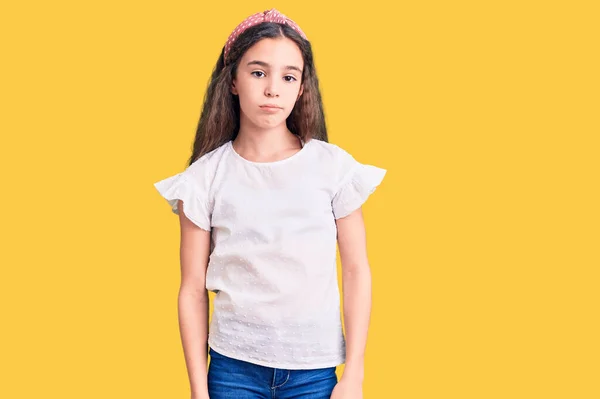 Aranyos Spanyol Gyerek Lány Visel Alkalmi Fehér Póló Úgy Néz — Stock Fotó