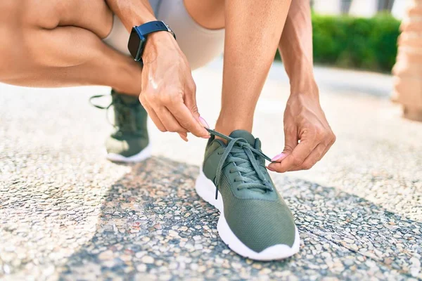 Acercamiento Pies Mujer Usando Zapatillas Entrenamiento Haciendo Encaje Listo Para — Foto de Stock