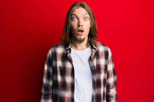 Schöner Kaukasischer Mann Mit Langen Haaren Lässiger Kleidung Verängstigt Und — Stockfoto