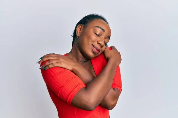 Ung Afrikansk Amerikansk Kvinna Bär Tillfälliga Kläder Kramar Sig Lycklig — Stockfoto