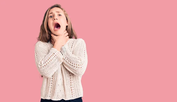 Young Beautiful Blonde Woman Wearing Casual Sweater Shouting Suffocate Because — Stock Photo, Image