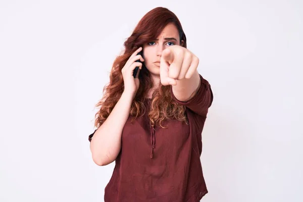 Jovem Mulher Bonita Ter Conversação Falando Smartphone Apontando Com Dedo — Fotografia de Stock