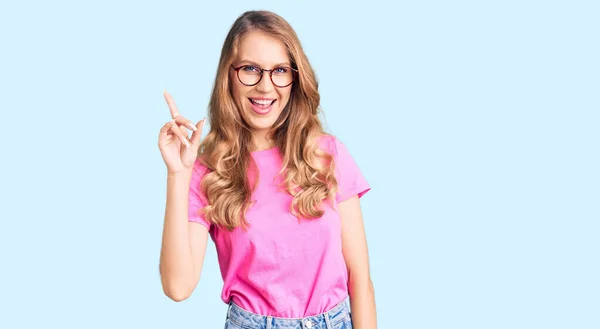 Mulher Branca Bonita Nova Com Cabelo Loiro Vestindo Roupas Casuais — Fotografia de Stock